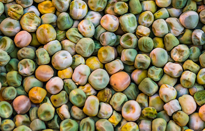 Green and yellow peas.