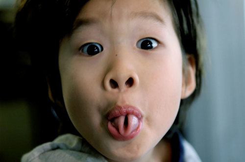 Child rolling tongue.